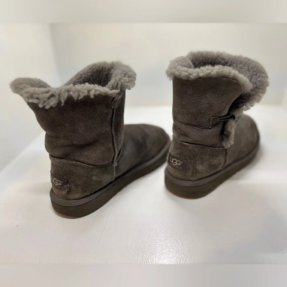 UGG Bailey Button Original used boots kids size 3 S/N 5991